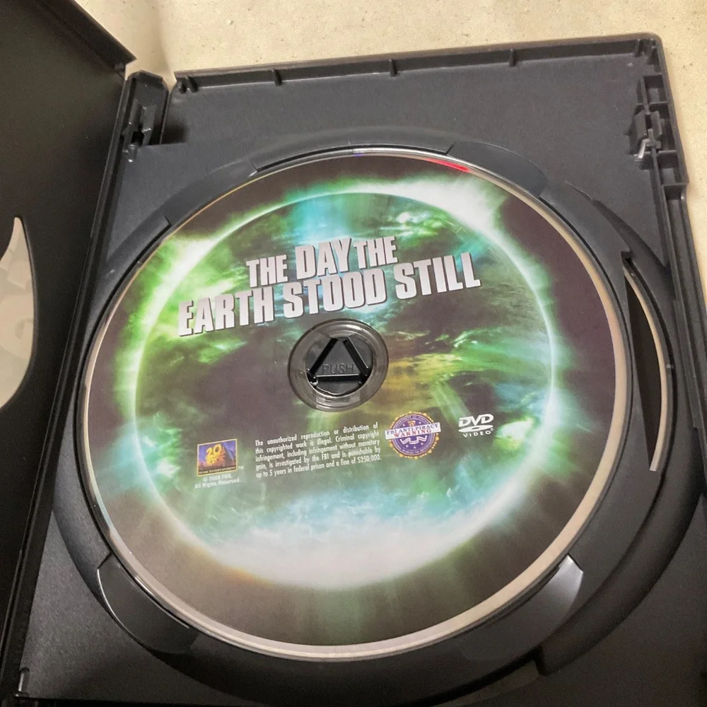 DVD - The Day the Earth Stood Still.  V134
